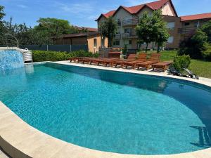 Bazén v ubytování venus resort nebo v jeho okolí