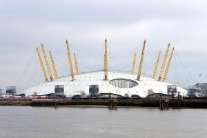 Un gran edificio blanco con torres amarillas en la parte superior. en Emerald Apartments A star Proximity, en Londres