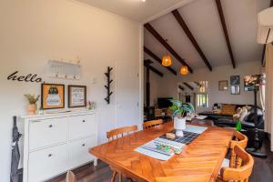 una cucina e una sala da pranzo con un tavolo di legno di Cozy Lake Retreat Lake Views & Amazing Games Room a Hamurana Altre 45 foto