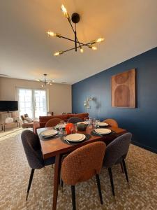 ein Esszimmer mit einem Holztisch und Stühlen in der Unterkunft Villa 45 in Saint-Georges-de-Didonne