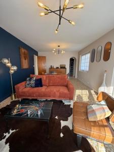 ein Wohnzimmer mit Sofa und Tisch in der Unterkunft Villa 45 in Saint-Georges-de-Didonne