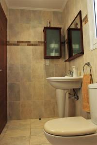 une salle de bain avec toilettes et lavabo dans l'établissement Villa Marina, à Paphos