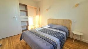 une chambre avec un lit, une table et une fenêtre dans l'établissement Résidence "Winston" proche cure, à Jonzac