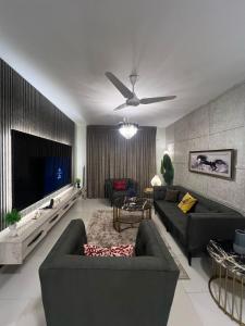 カラチにあるLuxury 4BR Apartment Near Airport Saima Jinnah Avenueのソファ2脚と薄型テレビのあるリビングルーム