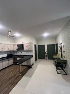カラチにあるLuxury 4BR Apartment Near Airport Saima Jinnah Avenueの白と緑の壁の広いキッチン