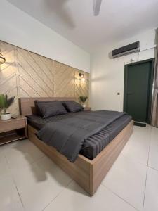 カラチにあるLuxury 4BR Apartment Near Airport Saima Jinnah Avenueの部屋の中に大きなベッドがある寝室