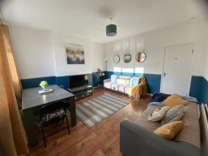 Ruang duduk di Whitley-5 Bdrm Sleeps 9 Ideal for Contractors