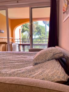 Ένα ή περισσότερα κρεβάτια σε δωμάτιο στο PINEDE PLAGE VUE MER Clim Jacuzzi +38 φωτογραφίες