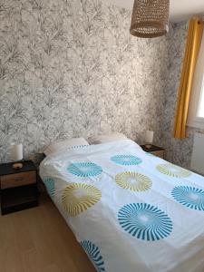 a bedroom with a bed with a blanket on it at Hébergement le Mans in Le Mans