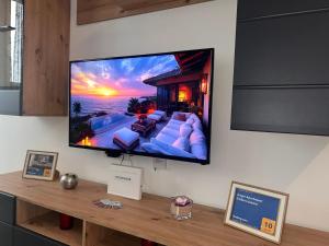 TV a/nebo společenská místnost v ubytování Angel Apartment Srebrno jezero