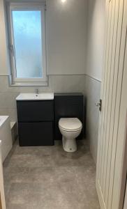 Koupelna v ubytování Stunning 3 bedroom 2 bathroom west end house with free parking and Wi-Fi