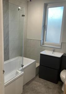 Koupelna v ubytování Stunning 3 bedroom 2 bathroom west end house with free parking and Wi-Fi