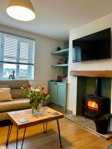 TV a/nebo společenská místnost v ubytování Sunshine Cottage