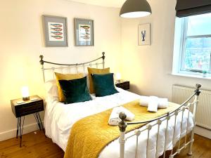 En eller flere senge i et værelse på Sunshine Cottage + 21 billeder