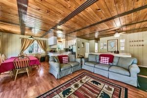 Posezení v ubytování Bear Haus - Sledding At Cabin - Forest Views - Foosball