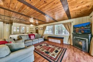 Posezení v ubytování Bear Haus - Sledding At Cabin - Forest Views - Foosball