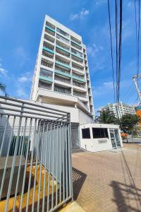 a tall building with a fence in front of it at SanLoft Expo Inn Tietê 05 - Preferido! in Sao Paulo