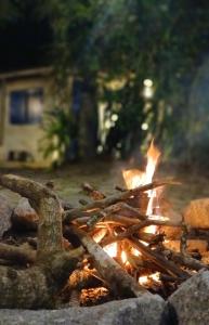 Ein Feuer brennt in einem Haufen Steine in der Unterkunft Estalagem Santo André in Santo André