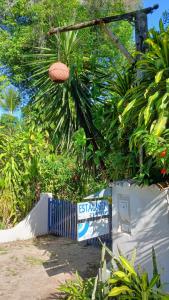Ein blauer Zaun mit einem Korb darüber. in der Unterkunft Estalagem Santo André in Santo André
