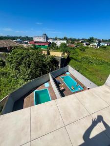 una vista aérea de una piscina en la azotea en Casa guaratuba com piscina esquerdo, en Guaratuba