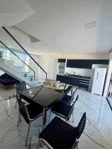 Una cocina con una mesa y sillas en una habitación. en Casa guaratuba com piscina esquerdo, en Guaratuba 22 fotos más