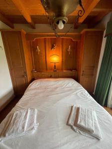 ein großes Bett in einem Zimmer mit einer Decke in der Unterkunft Luxury panoramic apartment Plan de Corones in Welsberg-Taisten