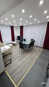 ein Esszimmer mit einem Glastisch und Stühlen in der Unterkunft Apartmani MURIC Ljubljana in Ljubljana + 84 Fotos