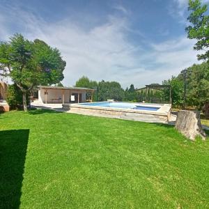 Bazén v ubytování Chalet con piscina LUA HOME nebo v jeho okolí