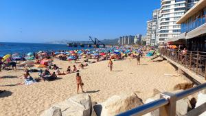a large group of people on a beach at ARRIENDO HABITACIONES EXCLUSIVAS VIÑA CENTRO cerca del Mall Marina y de la Playa in Viña del Mar