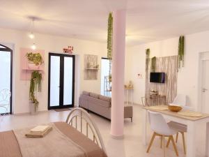 una sala de estar con un sofá y una mesa en ALc, en Ribeira Brava