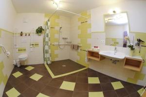 a bathroom with a sink and a shower and a toilet at Ferienwohnung Heublume, Ferienhof Lochbihler, WertachAllgäu in Wertach