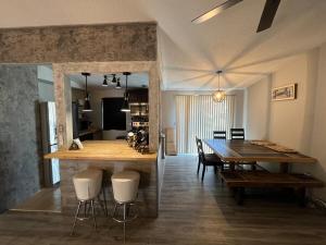 Η κουζίνα ή μικρή κουζίνα στο Modern Glass City Home