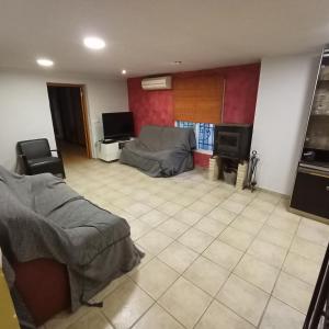 TV a/nebo společenská místnost v ubytování Chalet con piscina LUA HOME