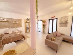 una sala de estar con una cama y un sofá en ALc, en Ribeira Brava