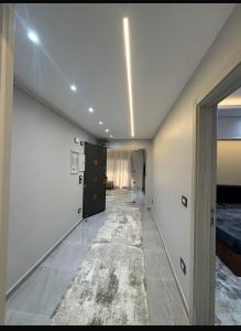 un pasillo vacío con una puerta en una habitación en October luxury 1, en Seis de Octubre