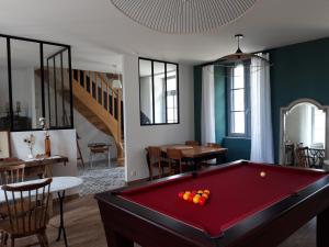 Biliardový stôl v ubytovaní Maison Chemin, chambres d'hôtes à Amboise