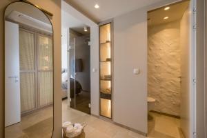 Bilik mandi di Villa Lara Beach Front Rooftop Pool & Stunning Views