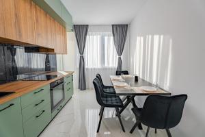 Una cocina con una mesa y sillas en una habitación. en Didi's Apartment, en Şelimbăr