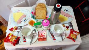 a table with breakfast foods and drinks on it at ARRIENDO HABITACIONES EXCLUSIVAS VIÑA CENTRO cerca del Mall Marina y de la Playa in Viña del Mar