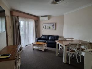 Charbonnier Motor Inn的休息区