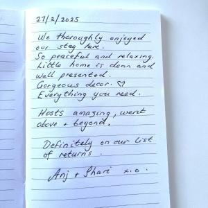 une lettre d'un ami se plaignant d'avoir oublié son écriture dans l'établissement Serendipity Cottage Farm Stay, à Jeremadra