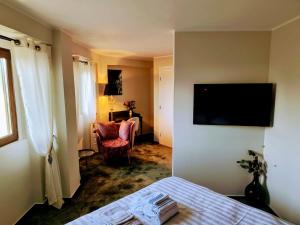 een hotelkamer met een bed en een televisie bij Villa Octogon Câmpina in Campina