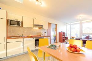 una cocina con una mesa con un plato de fruta. en Residenz Meeresblick A Fewo 4, en Rerik