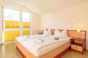 Una cama blanca grande en una habitación con ventana. en Residenz Meeresblick A Fewo 4, en Rerik 17 fotos más