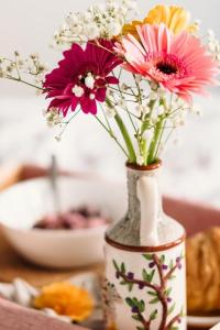 a vase with flowers in it on a table at Wildgrün Panorama Lodge 8b in Pfronten