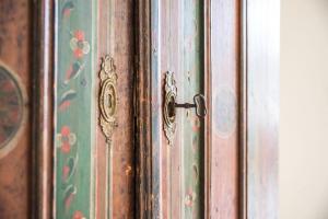 a close up of a wooden door with a handle at Wildgrün Panorama Lodge 8b in Pfronten