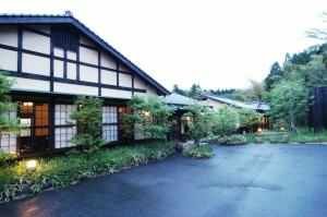 九重町にある旅館ななかまどの前の道路のある家
