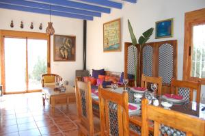 a living room with a table and a dining room at Casa Mimosa Álora in Alora