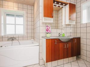 Fotografie z fotogalerie ubytování 4 person holiday home in Nørre Nebel v destinaci Nørre Nebel + 19 fotografií