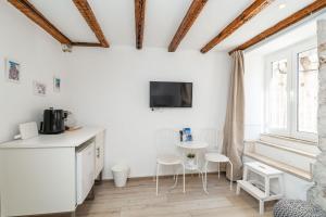 TV a/nebo společenská místnost v ubytování Two Friends Dubrovnik Palace + 37 fotografií